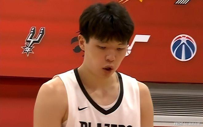  剑门黑豹队对阵岭南鲸鲨队，赛艇锦标赛失利，内线统治篮板——边后卫成为亮点