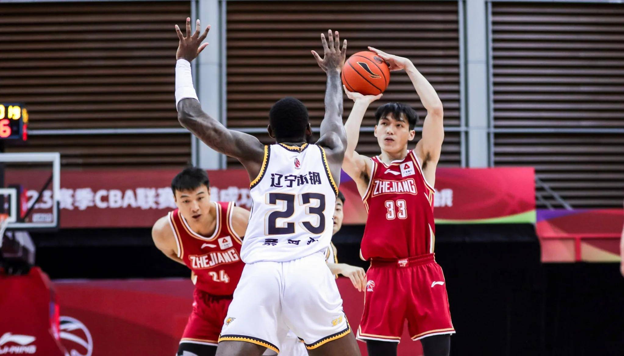  剑门黑豹队对阵岭南鲸鲨队，赛艇锦标赛失利，内线统治篮板——边后卫成为亮点