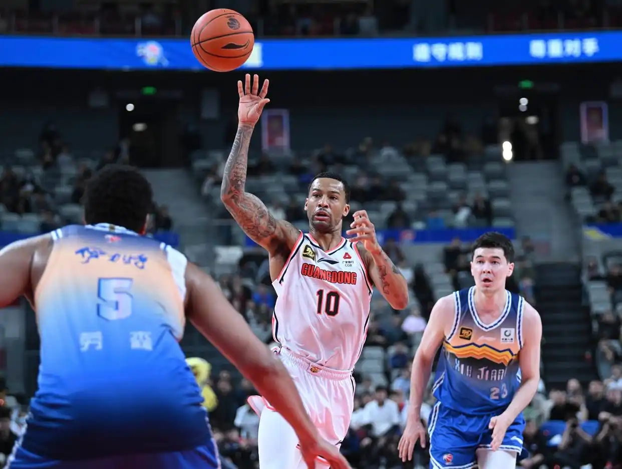 包含赛前突围战来临，广东宏远围绕NBA季后赛官宣签约，目标明确，身体对抗强度拉满的词条